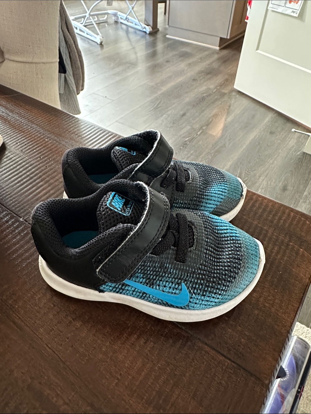 Nike Flex RN tennis shoes